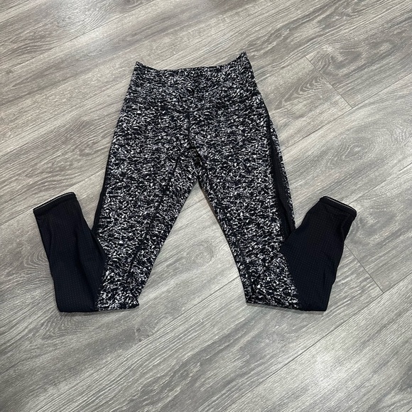 Lululemon Deep Breath Tight
Iced Wave White Black
Material: Full-On® Luon - Picture 4 of 9